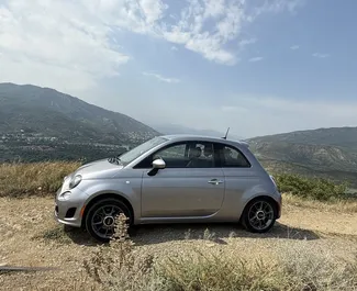 Innenraum von Fiat 500 zur Miete in Georgien. Ein großartiges 4-Sitzer Fahrzeug mit Automatisch Getriebe.