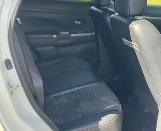 Innenraum von Mitsubishi Outlander Sport zur Miete in Georgien. Ein großartiges 5-Sitzer Fahrzeug mit Automatisch Getriebe.