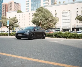 Frontansicht eines Mietwagens Tesla Model Y – Long Range in Dubai, VAE ✓ Auto Nr.14517. ✓ Automatisch TM ✓ 0 Bewertungen.