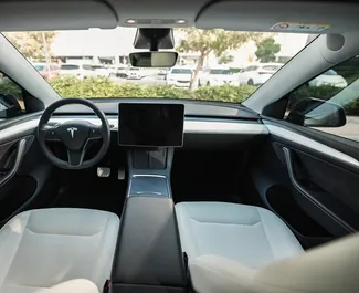 Tesla Model Y – Long Range 2023 zur Miete verfügbar in Dubai, mit Kilometerbegrenzung 250 km/Tag.