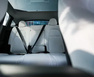 Innenraum von Tesla Model Y – Long Range zur Miete in VAE. Ein großartiges 5-Sitzer Fahrzeug mit Automatisch Getriebe.