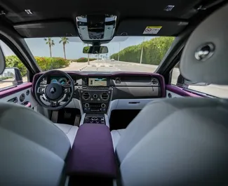 Rolls-Royce Cullinan 2023 mit Antriebssystem Allradantrieb, verfügbar in Dubai.