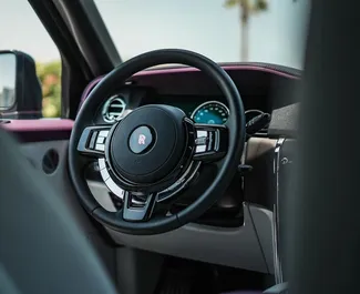 Mietwagen Rolls-Royce Cullinan 2023 in VAE, mit Benzin-Kraftstoff und 563 PS ➤ Ab 2640 AED pro Tag.