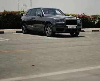 Benzin 6,7L Motor von Rolls-Royce Cullinan 2023 zur Miete in Dubai.