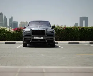 Vermietung Rolls-Royce Cullinan. Luxus, Crossover Fahrzeug zur Miete in VAE ✓ Kaution Keine Kaution ✓ Versicherungsoptionen KFZ-HV.