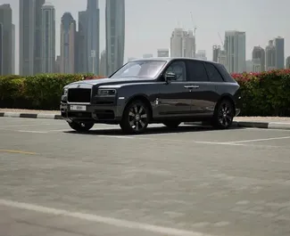 Frontansicht eines Mietwagens Rolls-Royce Cullinan in Dubai, VAE ✓ Auto Nr.14511. ✓ Automatisch TM ✓ 0 Bewertungen.