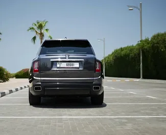 Rolls-Royce Cullinan 2023 zur Miete verfügbar in Dubai, mit Kilometerbegrenzung 250 km/Tag.