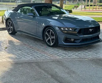 Benzin 2,3L Motor von Ford Mustang Cabrio 2025 zur Miete in Dubai.