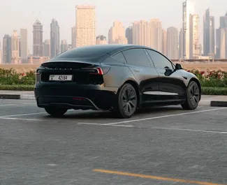 Tesla Model 3 2023 mit Antriebssystem Allradantrieb, verfügbar in Dubai.