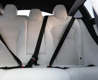 Innenraum von Tesla Model 3 zur Miete in VAE. Ein großartiges 5-Sitzer Fahrzeug mit Automatisch Getriebe.