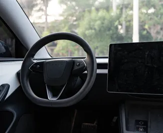 Tesla Model 3 2023 zur Miete verfügbar in Dubai, mit Kilometerbegrenzung 250 km/Tag.