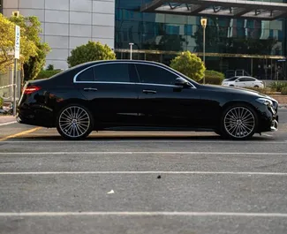 Innenraum von Mercedes-Benz C200 zur Miete in VAE. Ein großartiges 5-Sitzer Fahrzeug mit Automatisch Getriebe.