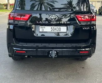 Toyota Land Cruiser 300 2024 zur Miete verfügbar in Dubai, mit Kilometerbegrenzung 250 km/Tag.