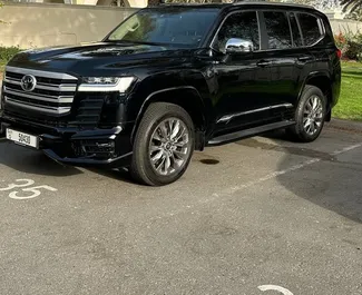 Frontansicht eines Mietwagens Toyota Land Cruiser 300 in Dubai, VAE ✓ Auto Nr.14518. ✓ Automatisch TM ✓ 0 Bewertungen.