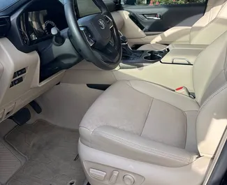 Innenraum von Toyota Land Cruiser 300 zur Miete in VAE. Ein großartiges 7-Sitzer Fahrzeug mit Automatisch Getriebe.