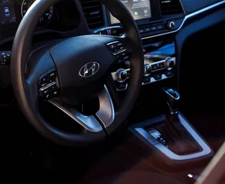 Innenraum von Hyundai Elantra zur Miete in Georgien. Ein großartiges 5-Sitzer Fahrzeug mit Automatisch Getriebe.