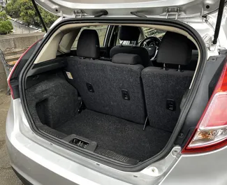 Innenraum von Ford Fiesta zur Miete in Georgien. Ein großartiges 5-Sitzer Fahrzeug mit Automatisch Getriebe.