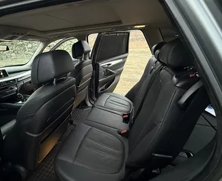 Innenraum von BMW X5 zur Miete in Georgien. Ein großartiges 7-Sitzer Fahrzeug mit Automatisch Getriebe.