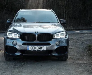 Frontansicht eines Mietwagens BMW X5 in Tiflis, Georgien ✓ Auto Nr.14538. ✓ Automatisch TM ✓ 0 Bewertungen.