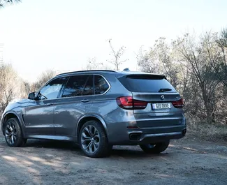 Vermietung BMW X5. Premium, Crossover Fahrzeug zur Miete in Georgien ✓ Kaution Keine Kaution ✓ Versicherungsoptionen KFZ-HV, TKV, VKV Plus, VKV Komplett, Insassen.