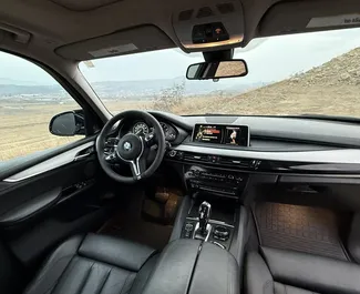 Benzin 4,4L Motor von BMW X5 2016 zur Miete in Tiflis.