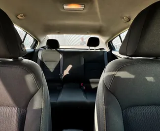 Innenraum von Chevrolet Cruze zur Miete in Georgien. Ein großartiges 5-Sitzer Fahrzeug mit Automatisch Getriebe.