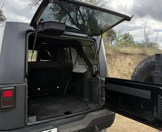 Benzin 3,6L Motor von Jeep Wrangler Rubicon 2016 zur Miete in Tiflis.