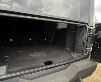 Jeep Wrangler Rubicon 2016 zur Miete verfügbar in Tiflis, mit Kilometerbegrenzung unbegrenzte.