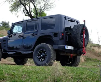 Innenraum von Jeep Wrangler Rubicon zur Miete in Georgien. Ein großartiges 5-Sitzer Fahrzeug mit Automatisch Getriebe.