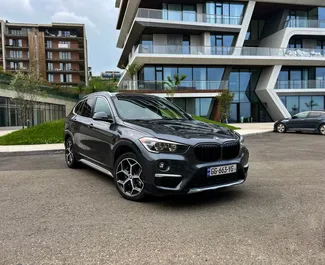 Frontansicht eines Mietwagens BMW X1 in Tiflis, Georgien ✓ Auto Nr.14537. ✓ Automatisch TM ✓ 0 Bewertungen.