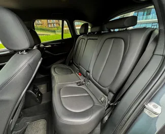 Innenraum von BMW X1 zur Miete in Georgien. Ein großartiges 5-Sitzer Fahrzeug mit Automatisch Getriebe.
