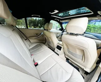 Innenraum von BMW 328i Xdrive Performance zur Miete in Georgien. Ein großartiges 5-Sitzer Fahrzeug mit Automatisch Getriebe.
