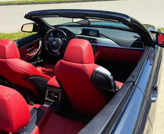 Innenraum von BMW 430i Cabrio zur Miete in Georgien. Ein großartiges 4-Sitzer Fahrzeug mit Automatisch Getriebe.
