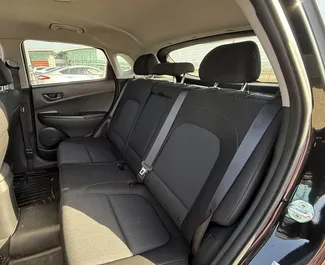 Innenraum von Hyundai Kona zur Miete in Georgien. Ein großartiges 5-Sitzer Fahrzeug mit Automatisch Getriebe.