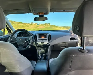 Vermietung Chevrolet Cruze. Komfort Fahrzeug zur Miete in Georgien ✓ Kaution Keine Kaution ✓ Versicherungsoptionen KFZ-HV, TKV, VKV Plus, VKV Komplett, Insassen, Diebstahlschutz.