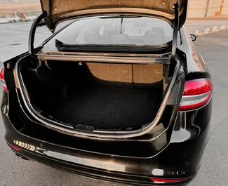 Innenraum von Ford Fusion Sedan zur Miete in Georgien. Ein großartiges 5-Sitzer Fahrzeug mit Automatisch Getriebe.
