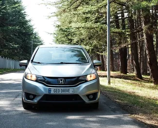 Frontansicht eines Mietwagens Honda Fit in Tiflis, Georgien ✓ Auto Nr.14556. ✓ Automatisch TM ✓ 0 Bewertungen.