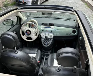 Innenraum von Fiat 500 Cabrio zur Miete in Georgien. Ein großartiges 4-Sitzer Fahrzeug mit Automatisch Getriebe.