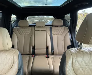Innenraum von Hyundai Santa Fe zur Miete in Georgien. Ein großartiges 5-Sitzer Fahrzeug mit Automatisch Getriebe.