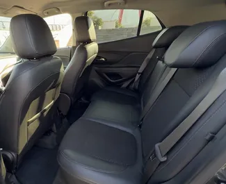 Innenraum von Buick Encore zur Miete in Georgien. Ein großartiges 5-Sitzer Fahrzeug mit Automatisch Getriebe.