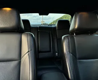 Innenraum von Dodge Challenger zur Miete in Georgien. Ein großartiges 4-Sitzer Fahrzeug mit Automatisch Getriebe.