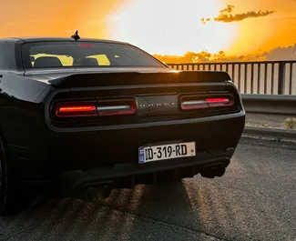 Benzin 3,6L Motor von Dodge Challenger 2017 zur Miete in Tiflis.