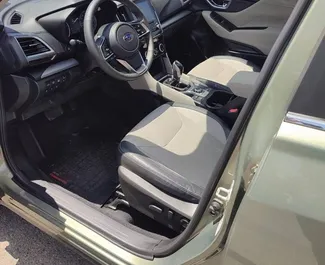 Innenraum von Subaru Forester zur Miete in Georgien. Ein großartiges 5-Sitzer Fahrzeug mit Automatisch Getriebe.