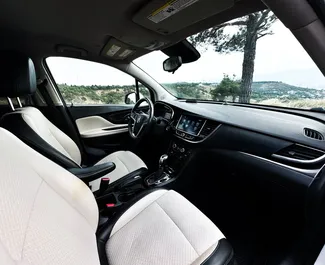 Innenraum von Buick Encore zur Miete in Georgien. Ein großartiges 5-Sitzer Fahrzeug mit Automatisch Getriebe.