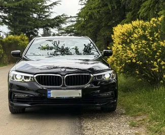 Frontansicht eines Mietwagens BMW 528i in Tiflis, Georgien ✓ Auto Nr.14535. ✓ Automatisch TM ✓ 0 Bewertungen.