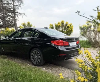 Innenraum von BMW 528i zur Miete in Georgien. Ein großartiges 5-Sitzer Fahrzeug mit Automatisch Getriebe.