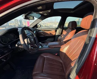 Innenraum von BMW X6 zur Miete in Georgien. Ein großartiges 5-Sitzer Fahrzeug mit Automatisch Getriebe.