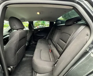 Innenraum von Chevrolet Malibu zur Miete in Georgien. Ein großartiges 5-Sitzer Fahrzeug mit Automatisch Getriebe.