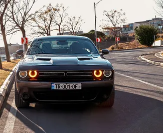 Frontansicht eines Mietwagens Dodge Challenger in Tiflis, Georgien ✓ Auto Nr.14550. ✓ Automatisch TM ✓ 0 Bewertungen.