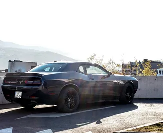 Benzin 3,6L Motor von Dodge Challenger 2017 zur Miete in Tiflis.